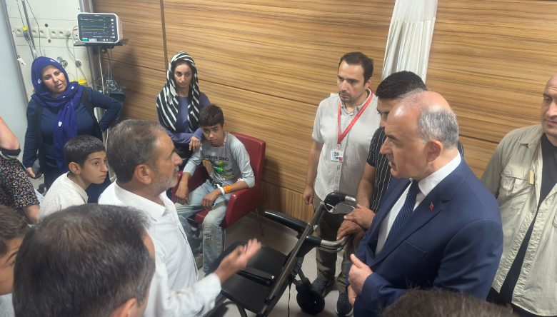İKİZCE’DE PATPAT DEVRİLDİ: 2 ÖLÜ, 11 YARALI