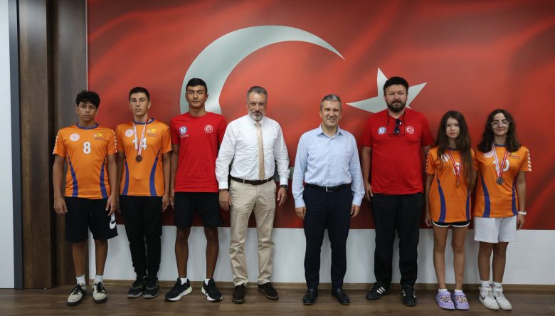 ORDU’NUN BAŞARILI YÜZÜCÜLERİNE MAKAMDA ÖVGÜ