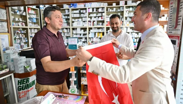 BAŞKAN TEPE VATANDAŞLARA BAYRAK DAĞITTI
