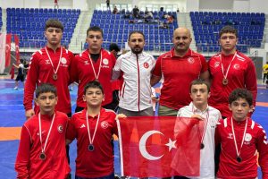 ORDU GÜREŞÇİLERİ MALATYA’DAN 10 MADALYAYLA DÖNDÜ