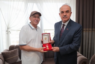 KIBRIS GAZİSİNE MADALYA VE BERATI TEVCİH EDİLDİ