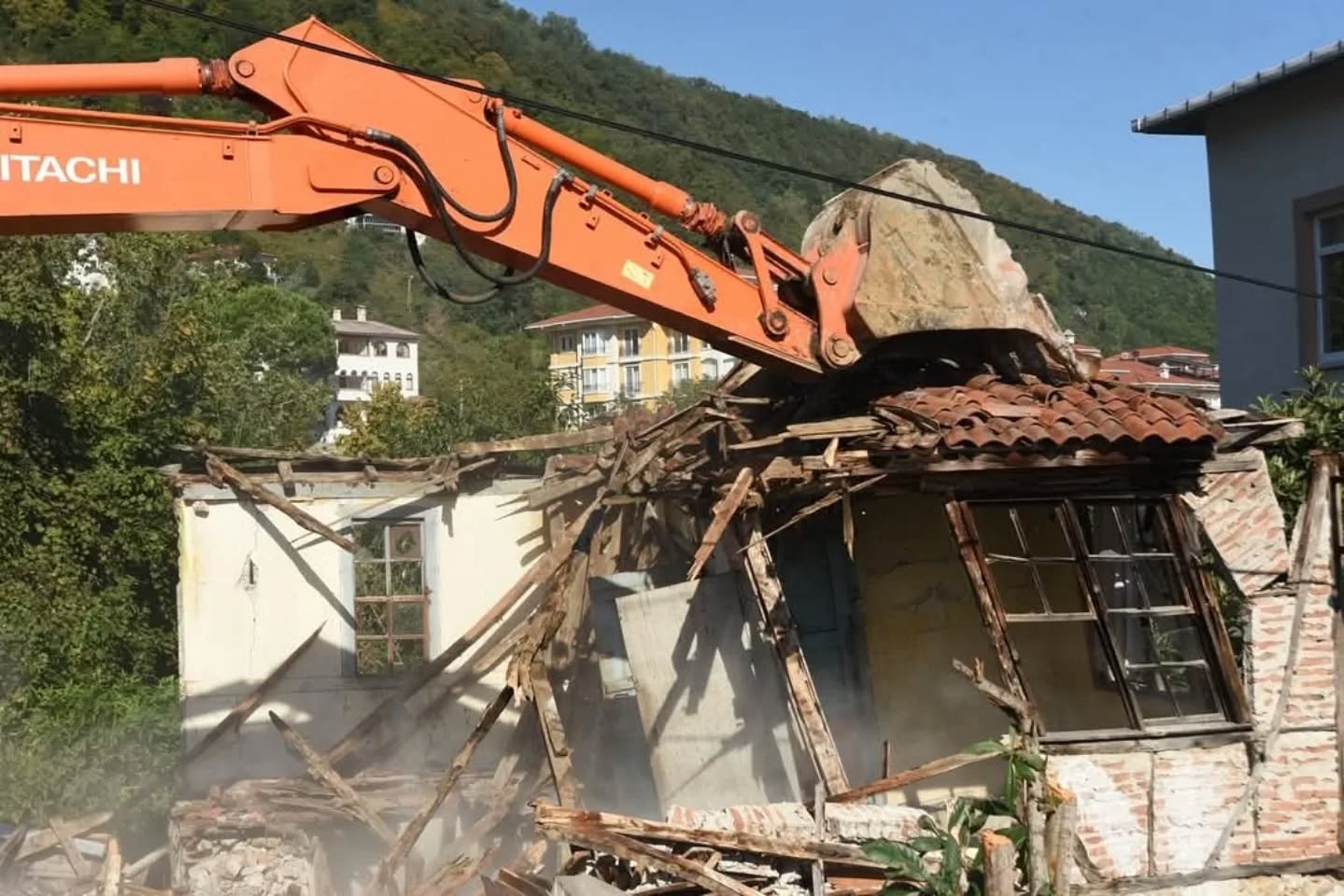 13 METRUK YAPI YIKILDI