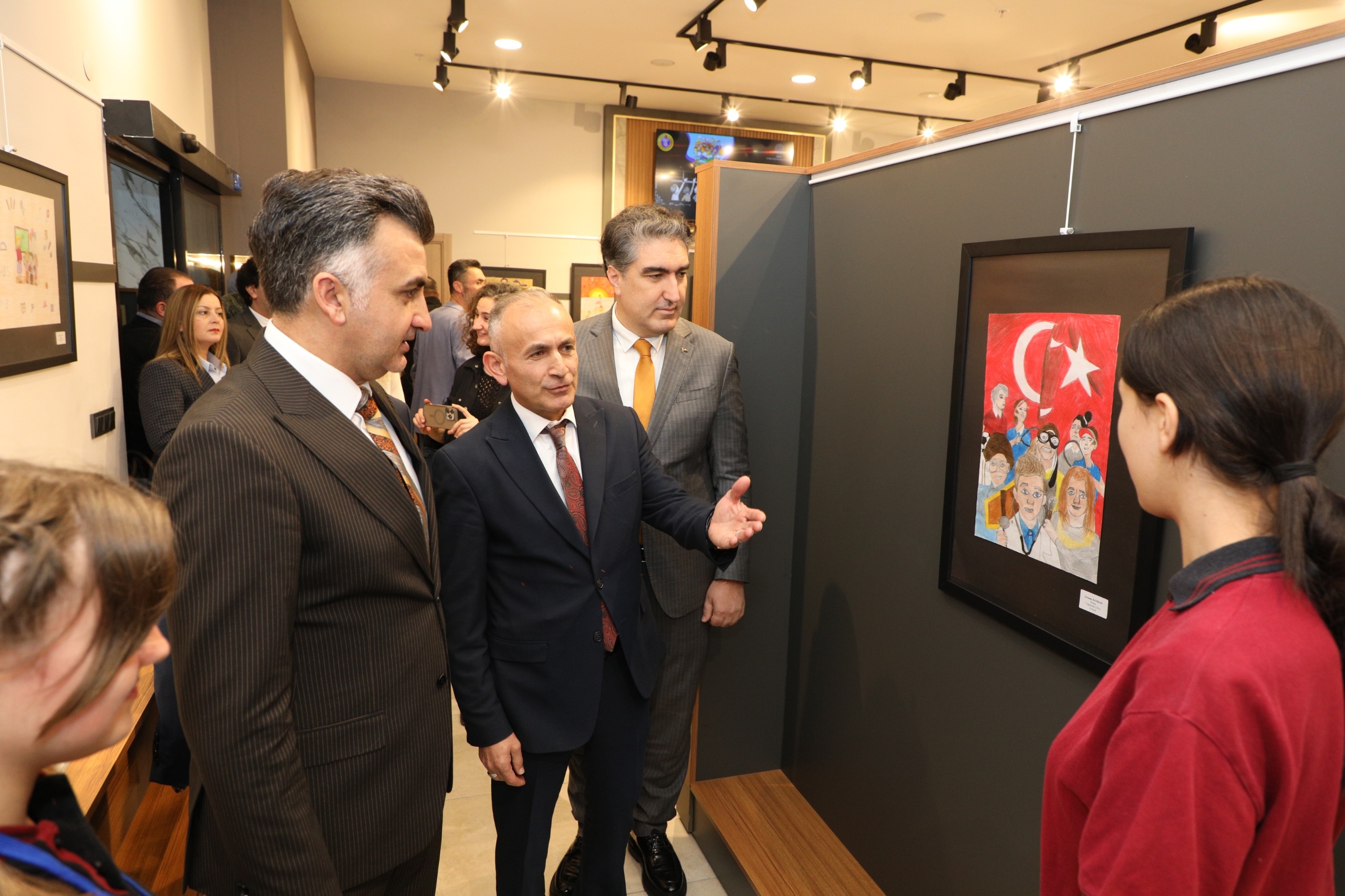 “SINIFIN ÖTESİNDE” RESİM SERGİSİ AÇILDI