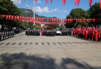 ZAFER BAYRAMI TÖRENLERLE KUTLANDI